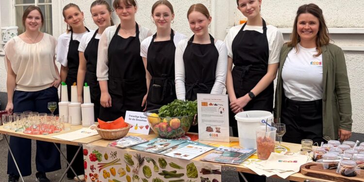 HLW-Schülerinnen und -Schüler engagieren sich bei „Waste Art“-Eröffnung