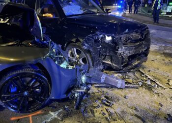 Frontalcrash auf B1 in Vöcklabruck fordert drei Verletzte