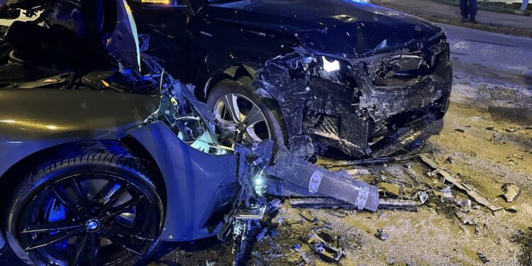 Frontalcrash auf B1 in Vöcklabruck fordert drei Verletzte