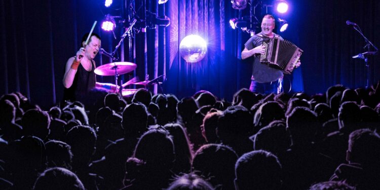 Attwenger im OKH: Slangpunk trifft gesellschaftliche Überreizung