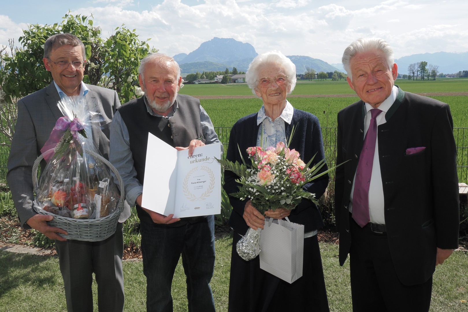 Seniorenbund-Landesobmann-LH-a-D-Dr-Josef-P-hringer-gratulierte-Paula-Attwenger-zum-100-Geburtstag