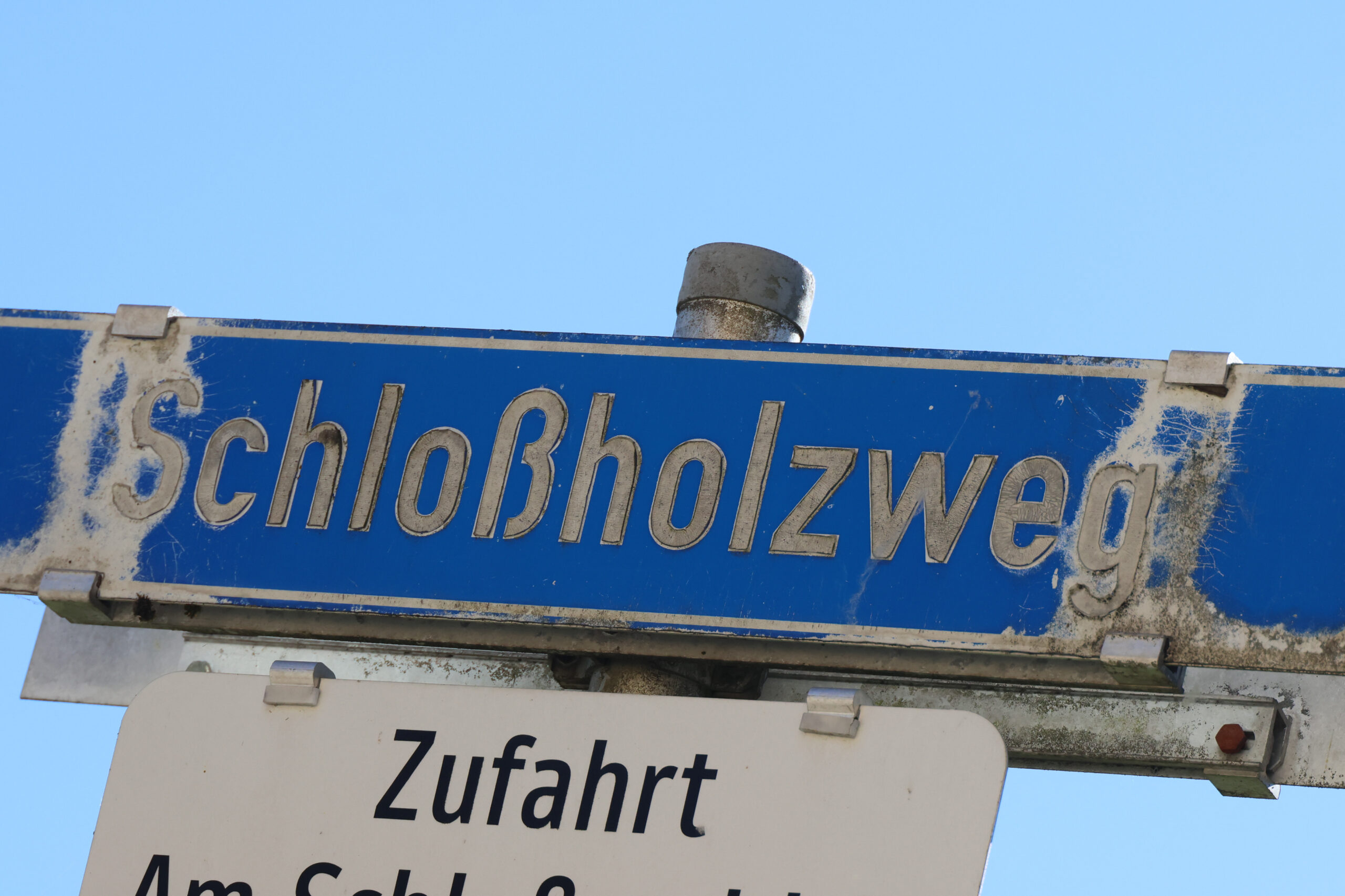 Musiker-st-rzte-beim-Verrichten-der-Notdurft-steile-B-schung-hinunter