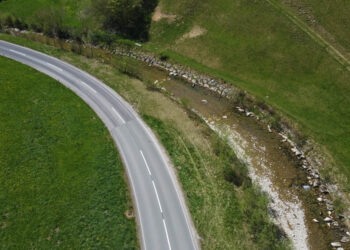 Motorradlenker in Altmünster in Bachbett geschleudert