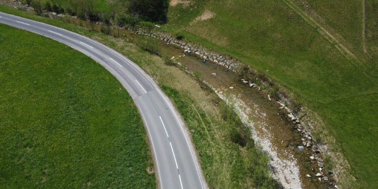 Motorradlenker in Altmünster in Bachbett geschleudert
