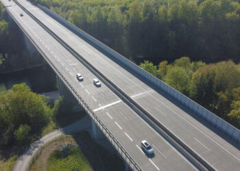 Explosionsgefahr: Sperre der Westautobahn bei Laakirchen nach Auffahrunfall