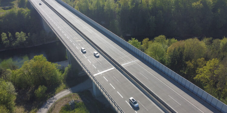 Explosionsgefahr: Sperre der Westautobahn bei Laakirchen nach Auffahrunfall