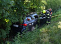 Auto nach Kollision auf der Salzkammergutstraße bei Regau in Böschung gelandet