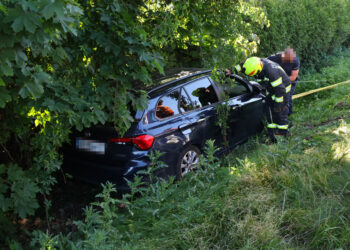 Auto nach Kollision auf der Salzkammergutstraße bei Regau in Böschung gelandet