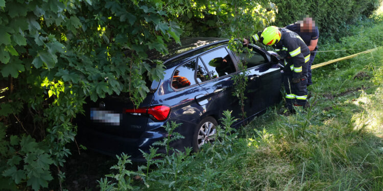 Auto nach Kollision auf der Salzkammergutstraße bei Regau in Böschung gelandet