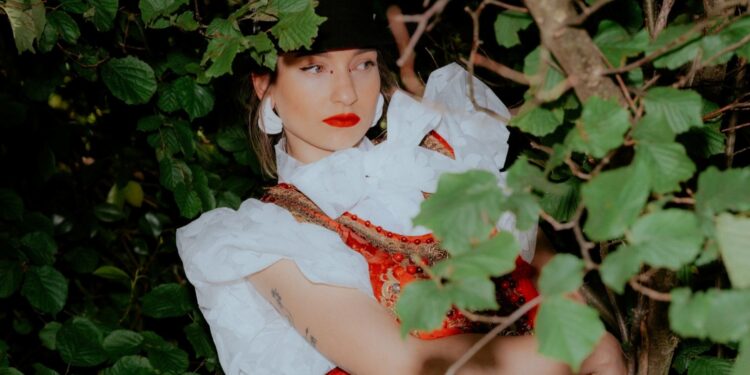 Anna Buchegger im OKH: Heimat zwischen Tracht und Rebellion