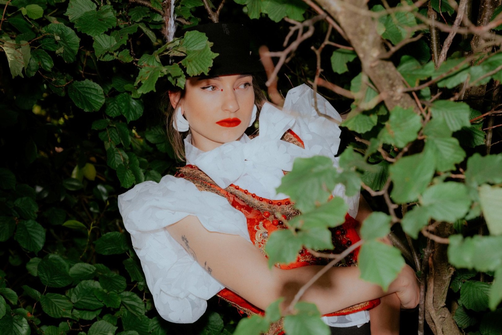 Anna-Buchegger-im-OKH-Heimat-zwischen-Tracht-und-Rebellion
