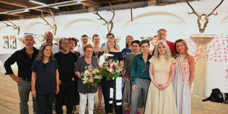 Vielfalt der Kunst im Almtal: Ausstellung „Bunt gemischt“ im Brauhof Scharnstein feierlich eröffnet