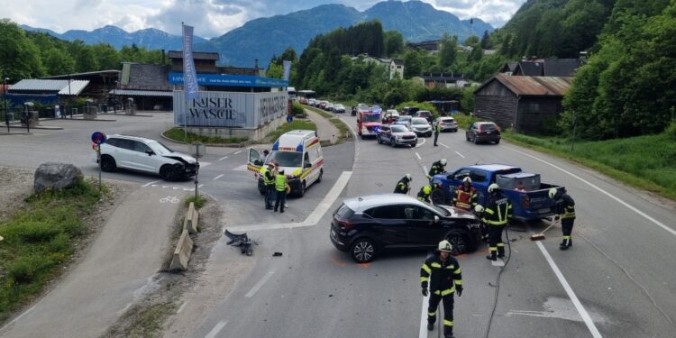 Drei Fahrzeuge bei Unfall auf der B145 in Bad Ischl beteiligt