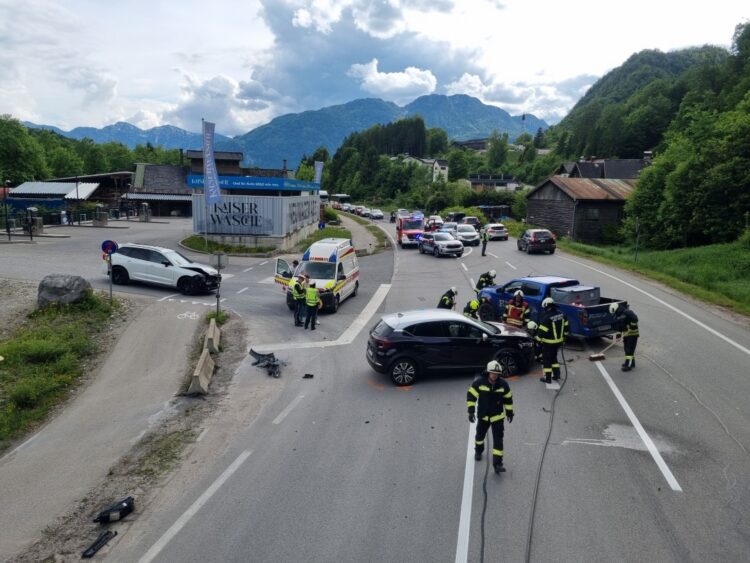 Drei Fahrzeuge bei Unfall auf der B145 in Bad Ischl beteiligt