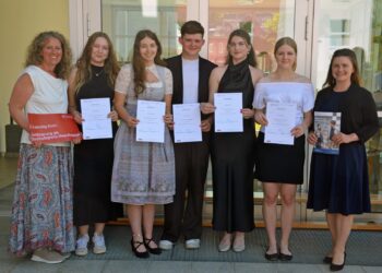 Erste HLW-Schülerinnen und Schüler als Nachhaltigkeitsbeauftragte zertifiziert 