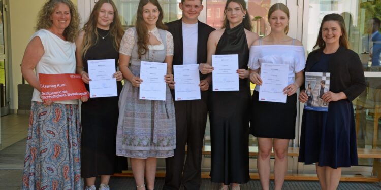 Erste HLW-Schülerinnen und Schüler als Nachhaltigkeitsbeauftragte zertifiziert