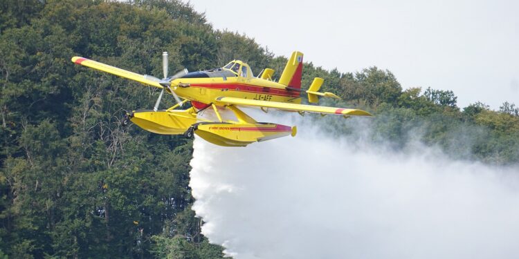 Waldbrandübung – Löschflugzeuge am Traunsee