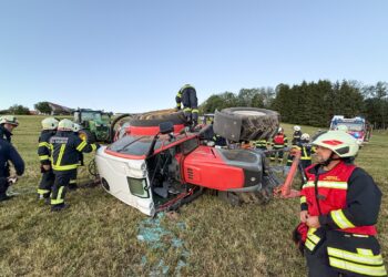 Traktor mit 5.500 Liter Güllefass umstürzt