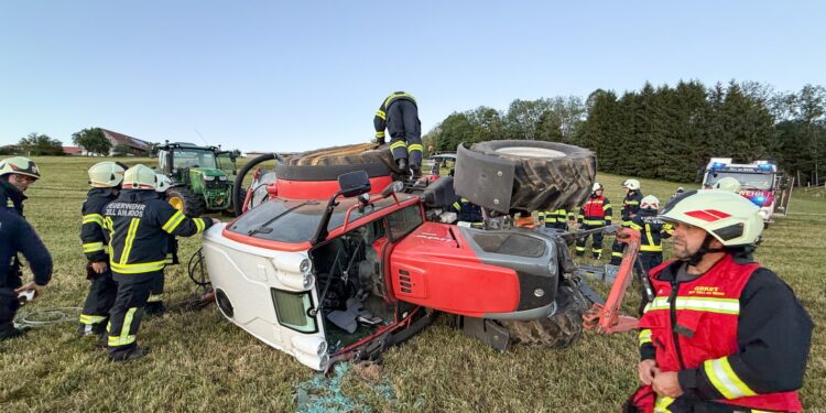 Traktor mit 5.500 Liter Güllefass umstürzt