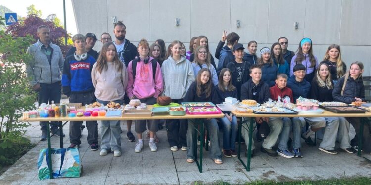 Schüler:innen des Gymnasiums Bad Ischl sammeln mit Kuchenverkauf für die Lebenshilfe OÖ