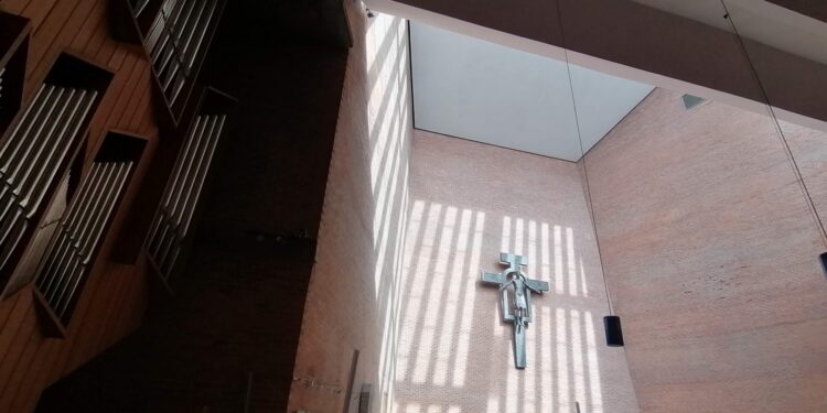 Lange Nacht der Kirchen in Lenzing: Zaubershow, Politik und Nostalgie