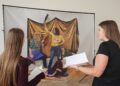Unsichtbare Arbeit sichtbar gemacht –Schüler/innen der HLW Bad Ischl im Kunst-Workshop