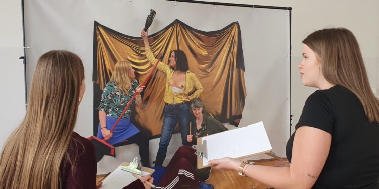 Unsichtbare Arbeit sichtbar gemacht –Schüler/innen der HLW Bad Ischl im Kunst-Workshop