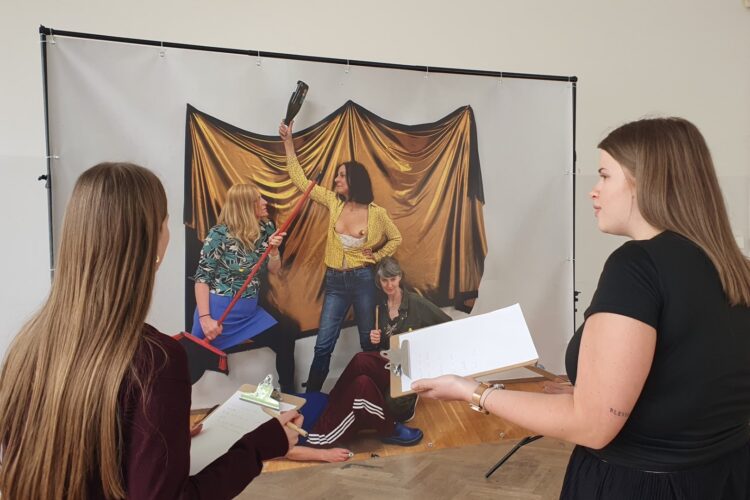 Unsichtbare Arbeit sichtbar gemacht –Schüler/innen der HLW Bad Ischl im Kunst-Workshop