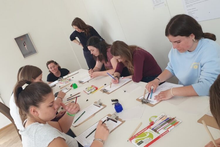Unsichtbare Arbeit sichtbar gemacht –Schüler/innen der HLW Bad Ischl im Kunst-Workshop