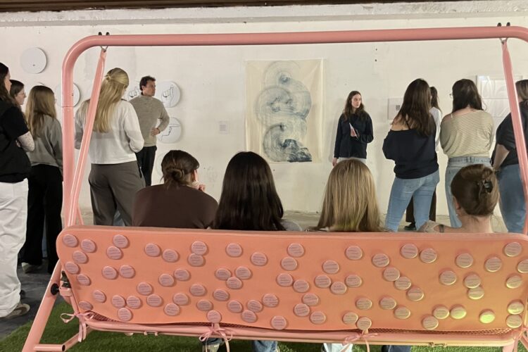 Unsichtbare Arbeit sichtbar gemacht –Schüler/innen der HLW Bad Ischl im Kunst-Workshop