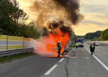 Urlaubsfahrt endet in Flammen – Pkw brennt auf A1 bei St. Georgen vollständig aus