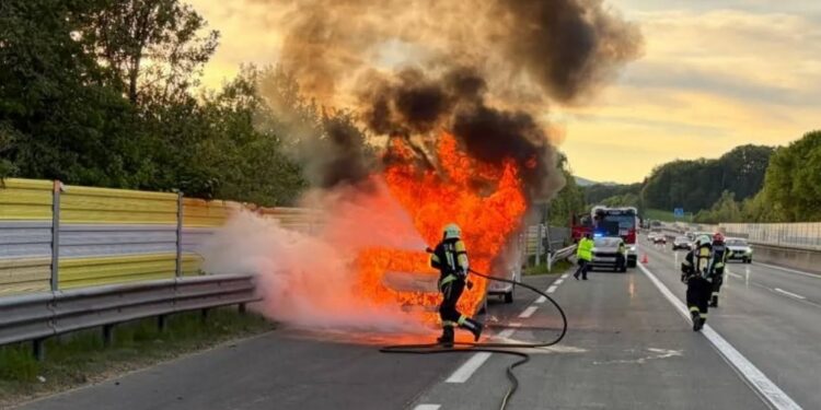 Urlaubsfahrt endet in Flammen – Pkw brennt auf A1 bei St. Georgen vollständig aus
