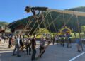 Pernecker widmen Maibaum drei Jubilaren