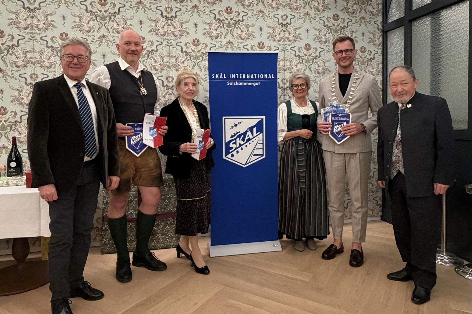 Sk-l-Salzkammergut-und-Sk-l-Alto-Adige-S-dtirol-unterzeichnen-Twinning-Agreement