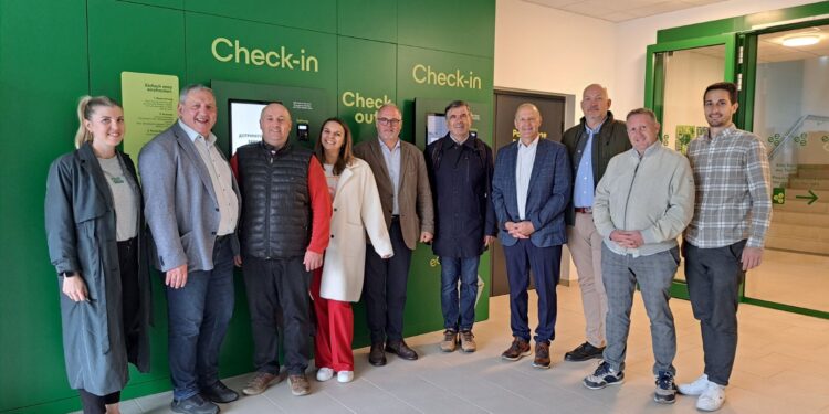Touristiker-Besuch im neuen eee Hotel