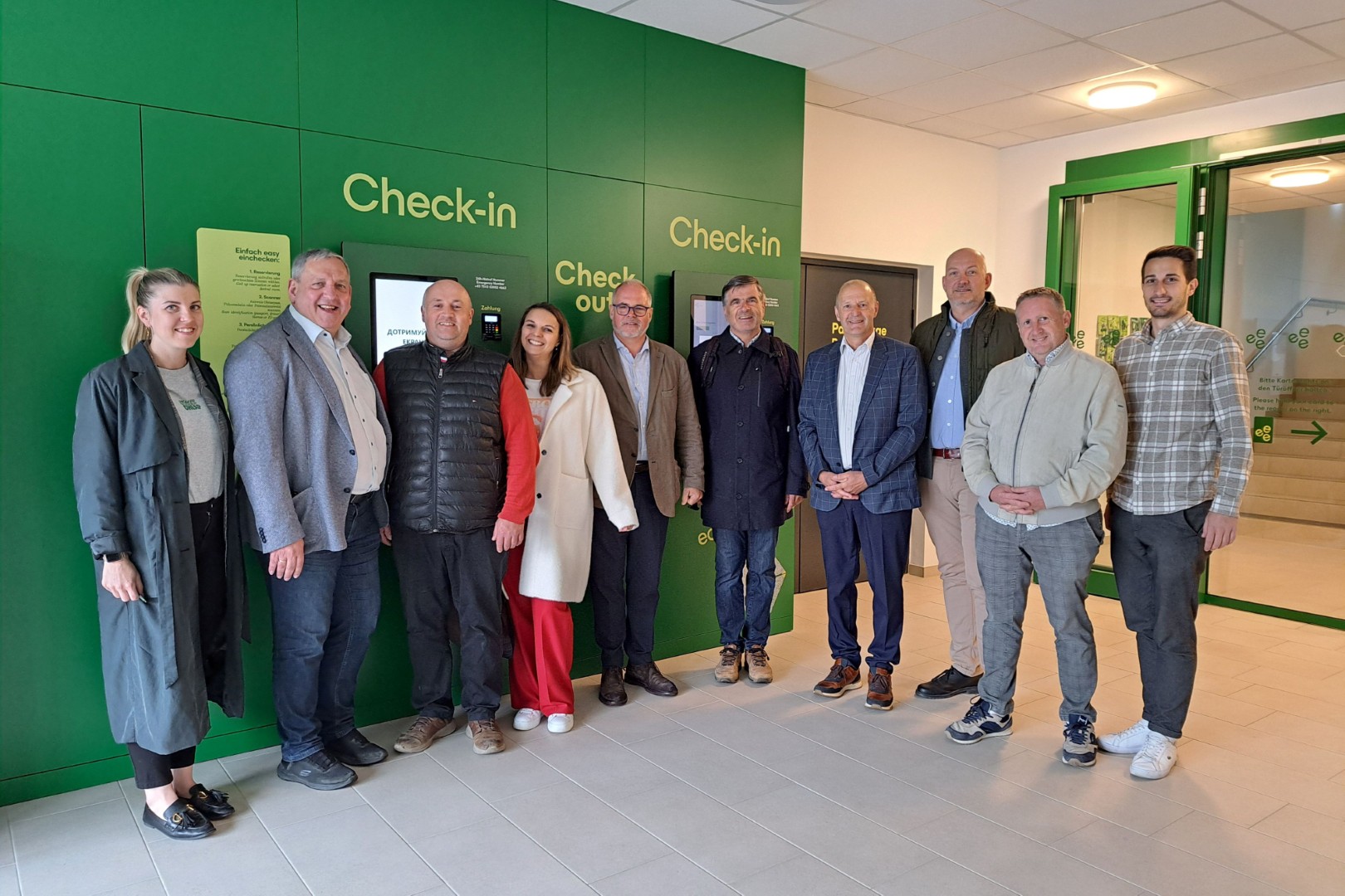 Touristiker-Besuch-im-neuen-eee-Hotel