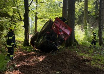 Traktor bei Holzarbeiten abgestürzt – Aufwendige Bergung in Traunkirchen