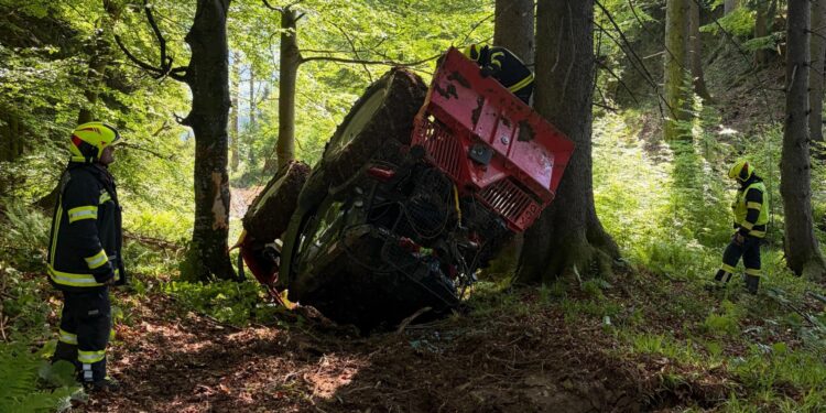 Traktor bei Holzarbeiten abgestürzt – Aufwendige Bergung in Traunkirchen