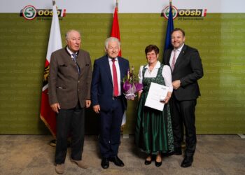 Ehrenamtliches Engagement geehrt – Ernestine Hausleitner aus Oberwang erhielt die Goldene Ehrennadel des Seniorenbundes  