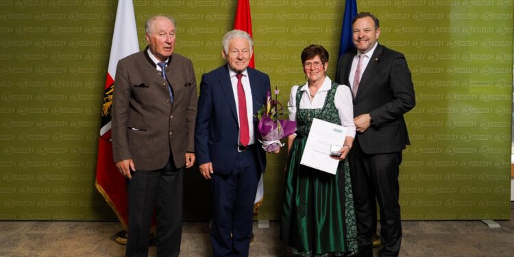 Ehrenamtliches Engagement geehrt – Ernestine Hausleitner aus Oberwang erhielt die Goldene Ehrennadel des Seniorenbundes