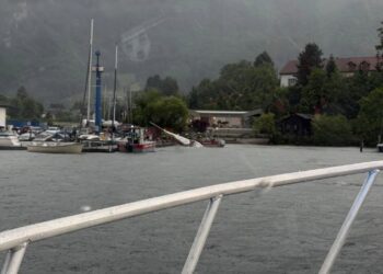 Wasserretter bei Sturmwarnung am Traunsee im Einsatz