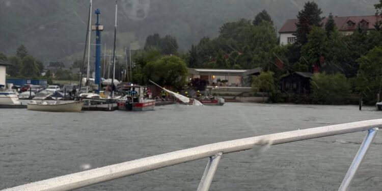 Wasserretter bei Sturmwarnung am Traunsee im Einsatz