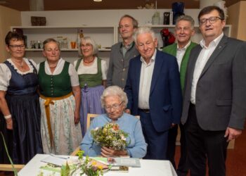 Seniorenbund Landesobmann LH a.D. Dr. Josef Pühringer gratulierte Johanna Putz zum 100. Geburtstag
