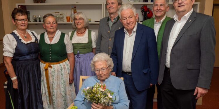 Seniorenbund Landesobmann LH a.D. Dr. Josef Pühringer gratulierte Johanna Putz zum 100. Geburtstag