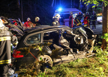 Schwerer Verkehrsunfall in Ottnang: Mit Auto gegen Baum geprallt