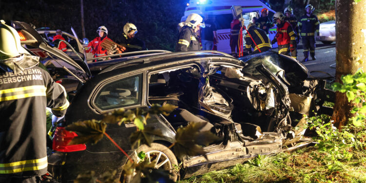 Schwerer Verkehrsunfall in Ottnang: Mit Auto gegen Baum geprallt