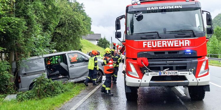 Zwei Verletzte bei Kollision auf der B145 in Bad Goisern