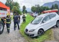 Feuerwehr hebt Pkw mit Kran aus Straßengraben