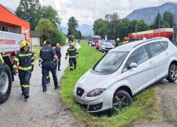Feuerwehr hebt Pkw mit Kran aus Straßengraben