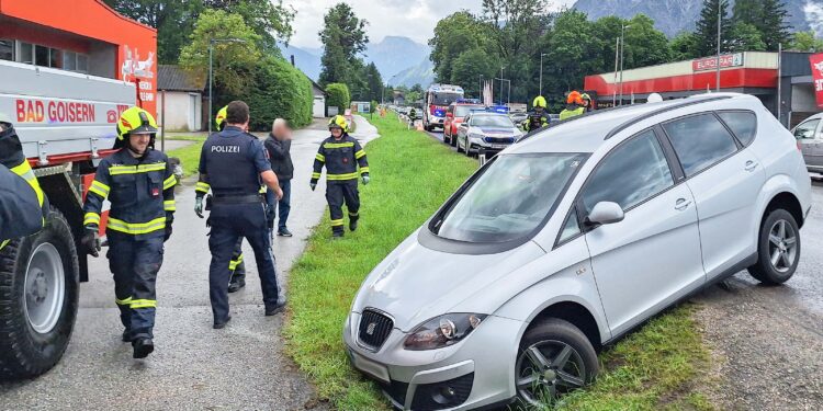 Feuerwehr hebt Pkw mit Kran aus Straßengraben